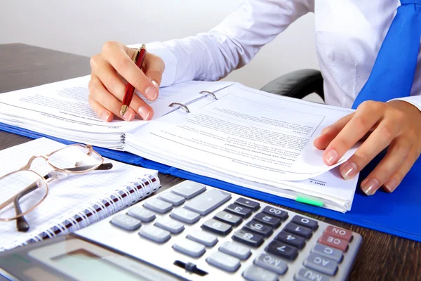 Femme d'affaires au bureau — Photo