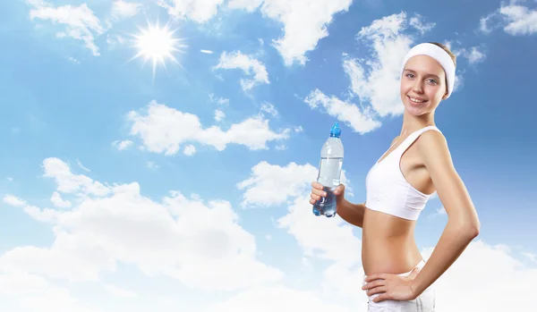 Sportlerin und reines Wasser — Stockfoto