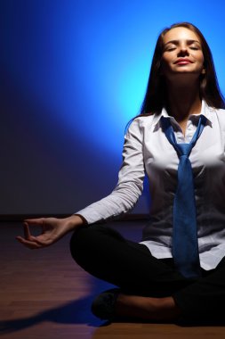 iş kadını meditasyon