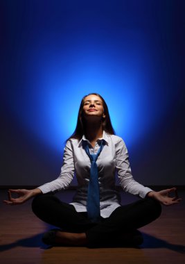 iş kadını meditasyon