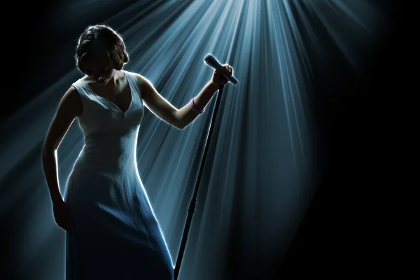 Női énekes a színpadon — Stock Fotó