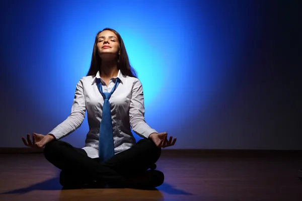 Деловая женщина медитирует — стоковое фото