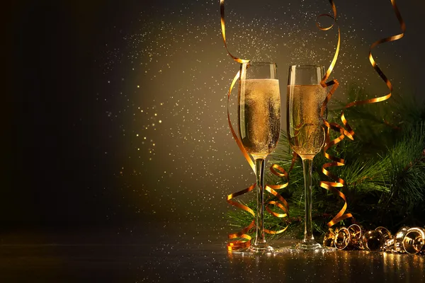 Окуляри шампанського на новорічній вечірці — стокове фото