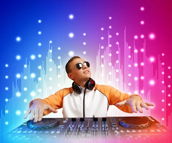 DJ en mixer — Stockfoto