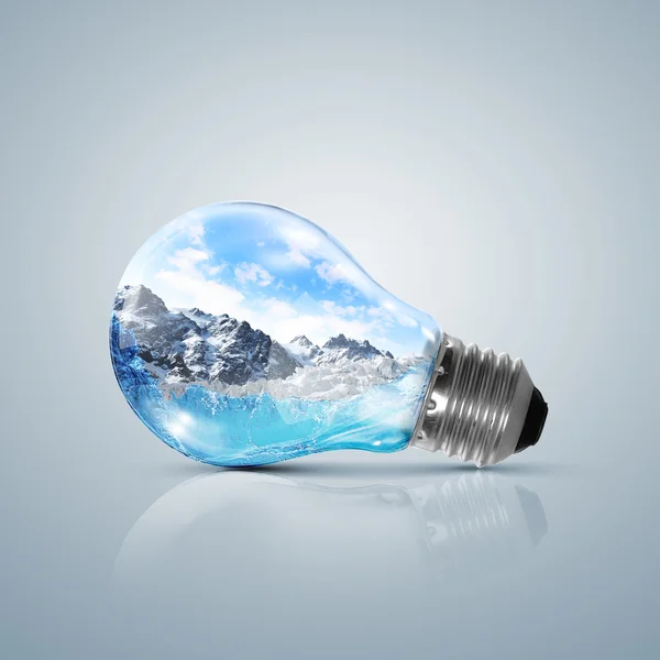 Lámpara bombilla con símbolo de la naturaleza limpia en el interior —  Fotos de Stock