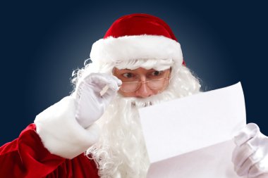 Noel Baba mektup okuyor.