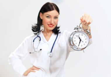 genç bir kadın doktor saatleri ile