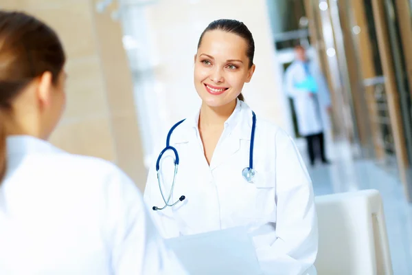 Portrait de deux femmes médecins amicales — Photo