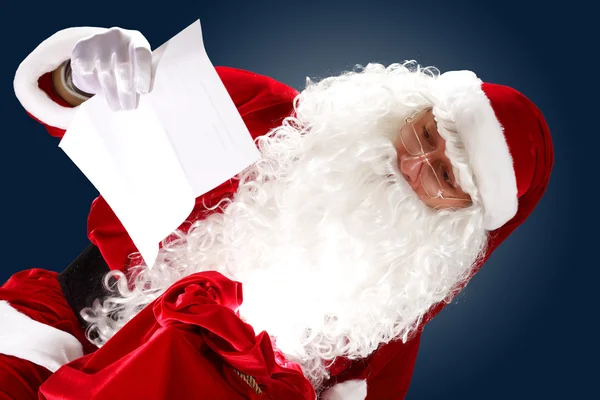 Santa Claus leyendo una carta —  Fotos de Stock