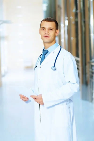 男性の優しい医師 — ストック写真