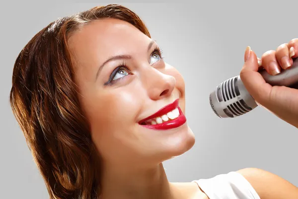 Retrato de cantora feminina — Fotografia de Stock