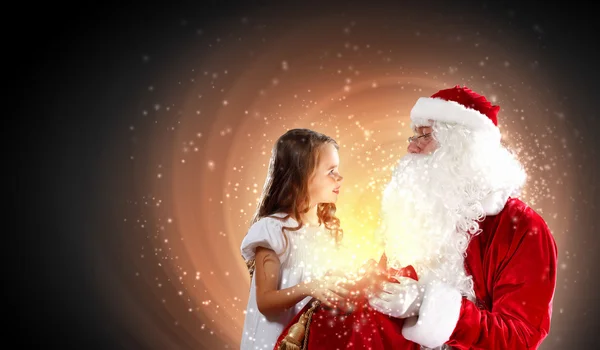 Ritratto di Babbo Natale con una ragazza — Foto Stock