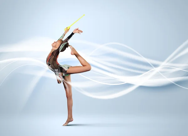 年轻女子体操运动员西装摆造型 — 图库照片