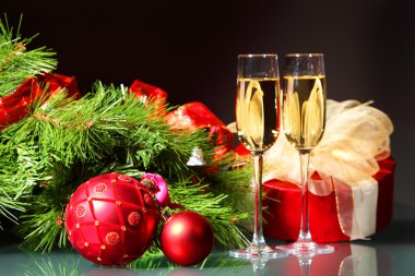 Yeni yıl natürmort gözlüklü