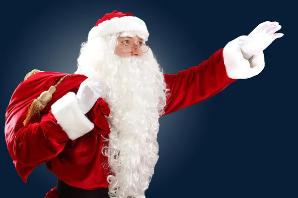 Санта Клаус со своим подарочным пакетом — стоковое фото