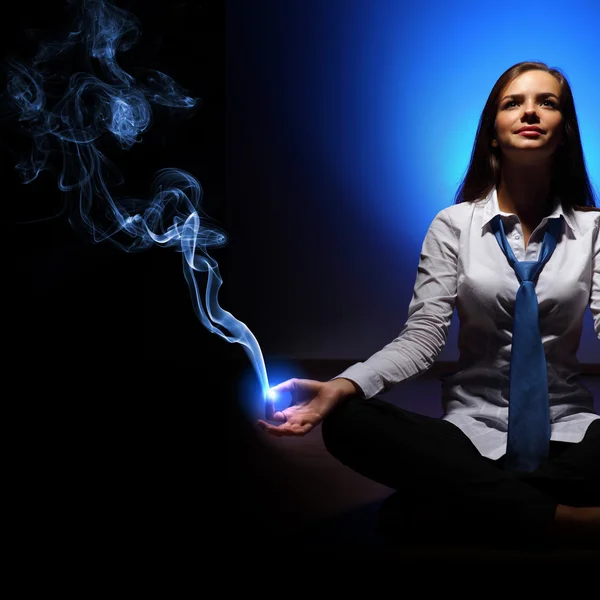 Geschäftsfrau meditiert — Stockfoto
