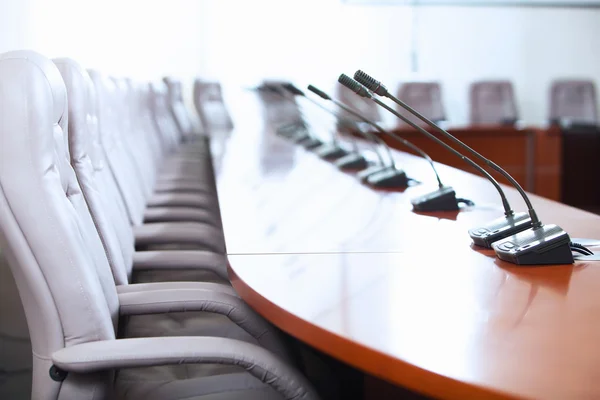 Sala de conferencias con micrófonos — Foto de Stock