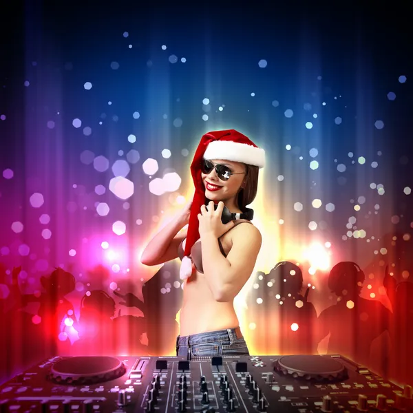 Weiblicher DJ in Weihnachtskleidung — Stockfoto