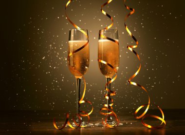 Yeni yıl partisinde şampanya kadehleri