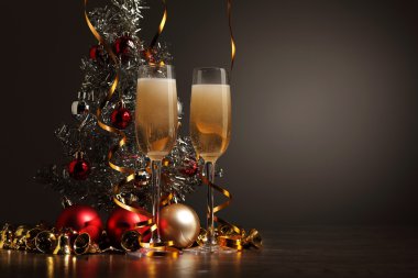 Yeni yıl partisinde şampanya kadehleri
