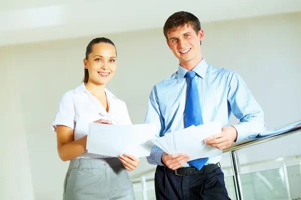 Un retrato de una empresaria y hombre de negocios — Foto de Stock