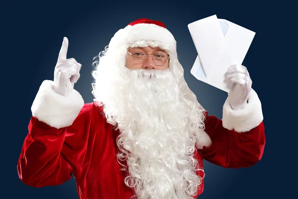 Święty Mikołaj czyta list — Zdjęcie stockowe