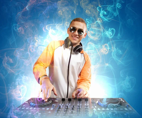 DJ en mixer — Stockfoto