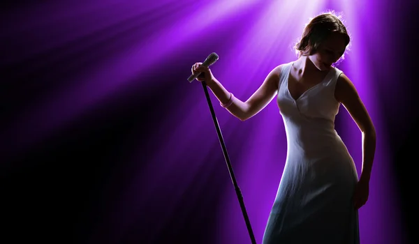 Female singer on the stage — Stockfoto