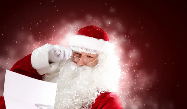 Santa met Kerstmis letter — Stockfoto