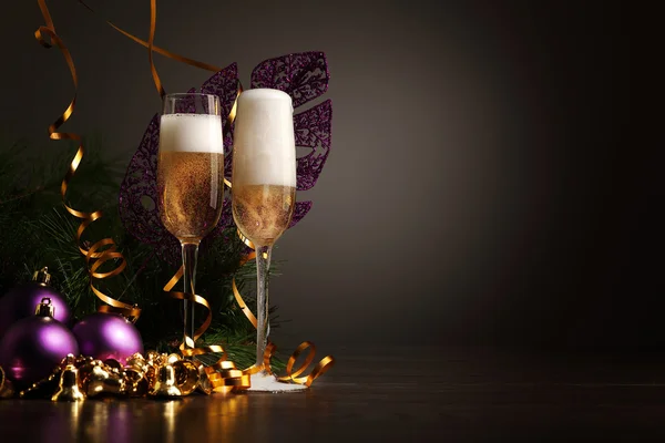 Kieliszki szampana na imprezie noworocznej — Zdjęcie stockowe