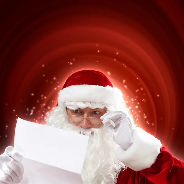 Santa con carta de Navidad — Foto de Stock