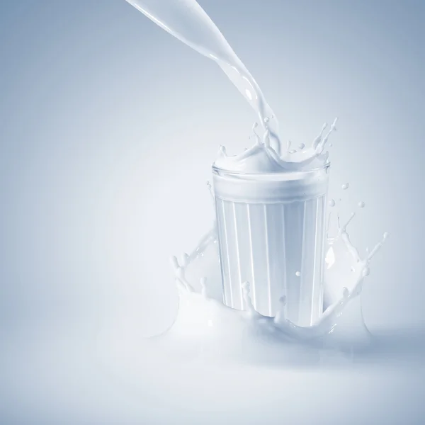 นมสดในแก้ว — ภาพถ่ายสต็อก