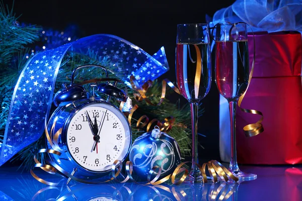 Egy üveg pezsgő az újévi partin. — Stock Fotó