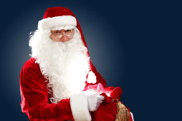 Babbo Natale con la sua borsa regalo — Foto Stock