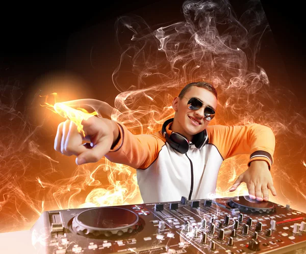 DJ en mixer — Stockfoto