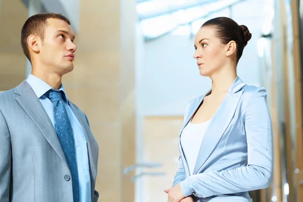 Portrait d'une femme d'affaires et d'un homme d'affaires — Photo