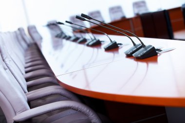 mikrofonlar ile konferans salonu