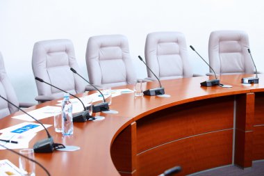 mikrofonlar ile konferans salonu