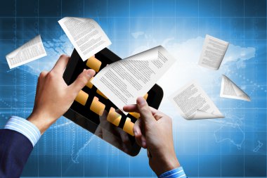 e kitap okuyucu ve kitaplar