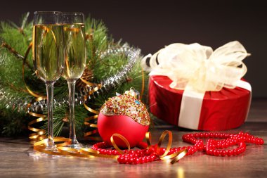 Yeni yıl partisinde şampanya kadehleri