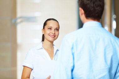 Kendine güvenen genç iş kadını portresi