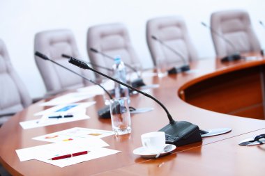 mikrofonlar ile konferans salonu