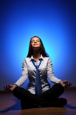 iş kadını meditasyon