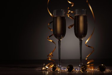 Yeni yıl partisinde şampanya kadehleri