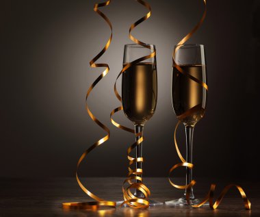 Yeni yıl partisinde şampanya kadehleri