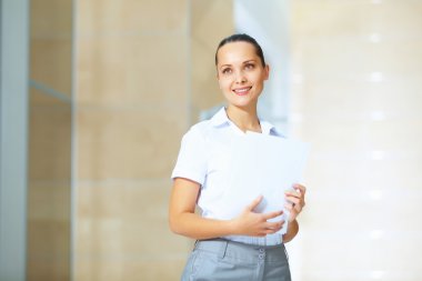 Kendine güvenen genç iş kadını portresi