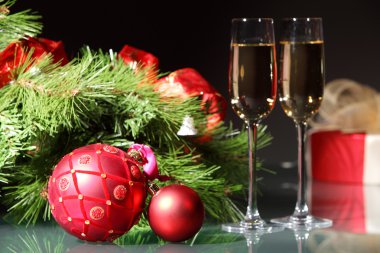 Yeni yıl partisinde şampanya kadehleri