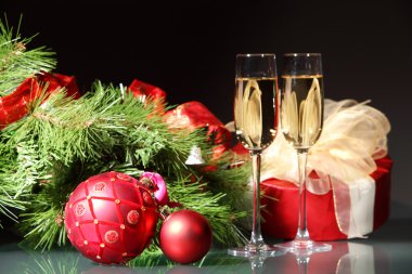 Yeni yıl partisinde şampanya kadehleri