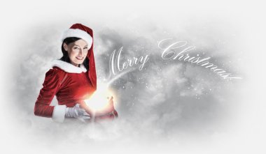 Noel Baba kıyafetleri giyen kız portresi