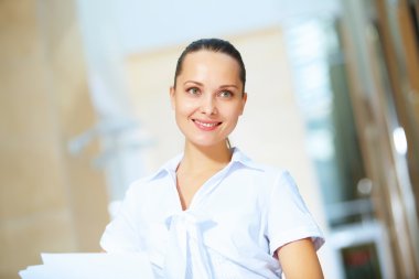 Kendine güvenen genç iş kadını portresi